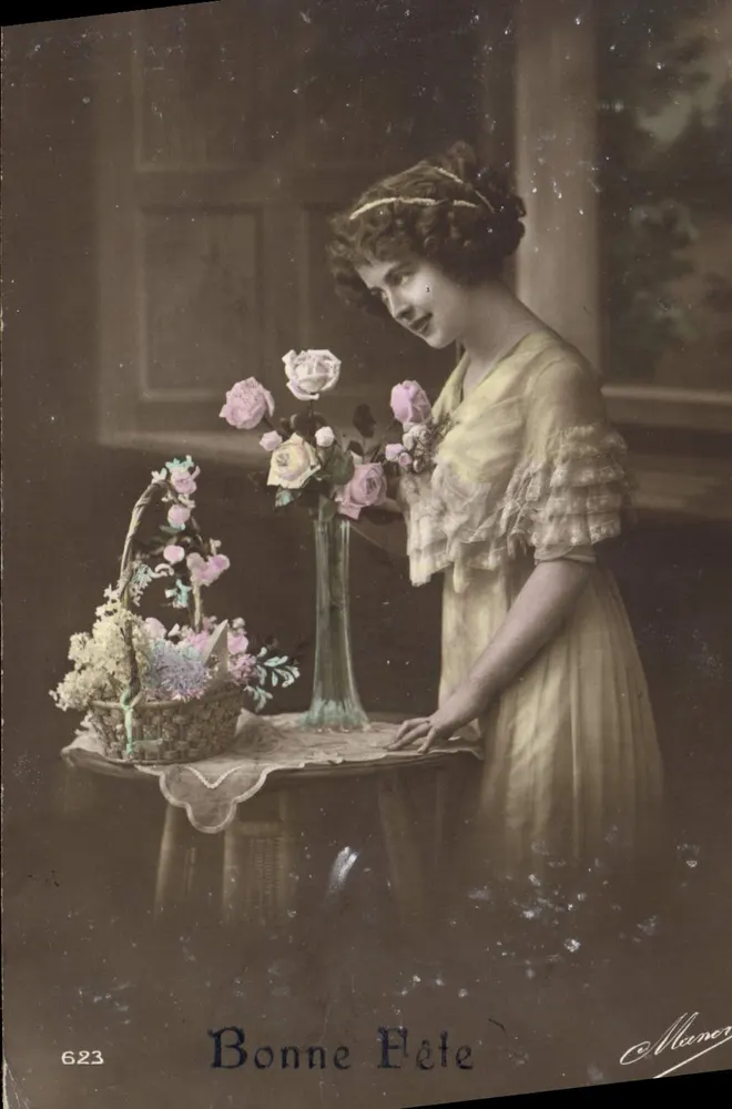 Frau in gelbem Kleid — Rosen und Blumenkorb — Fotograf Mauner, Nr. 623 - Vorderseite