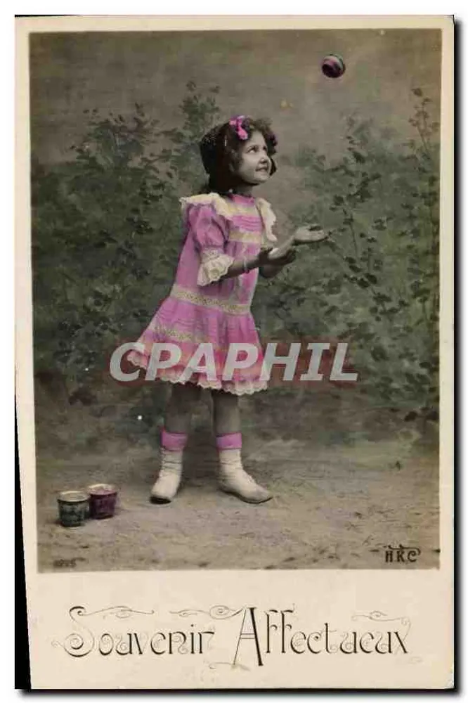 Menina pequena brincando com uma bola — Lembrança Afetuosa — H.K.C. - Frente