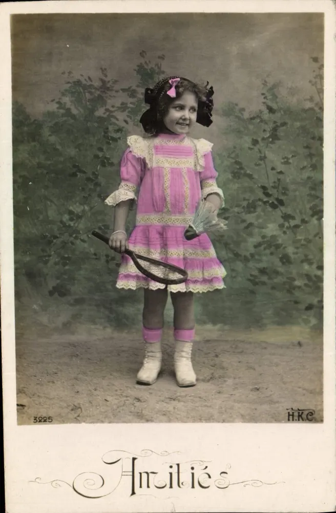 Menina pequena vestindo um vestido rosa jogando badminton — Amiliciés, H.K.C., n° 3225 - Frente
