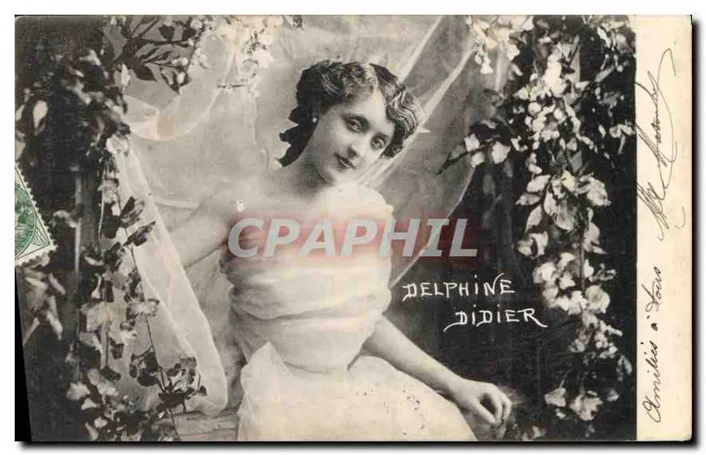 Delphine Didier — Retrato de jovem mulher vestindo uma roupa branca entre trepadeiras — editor não visível - Frente