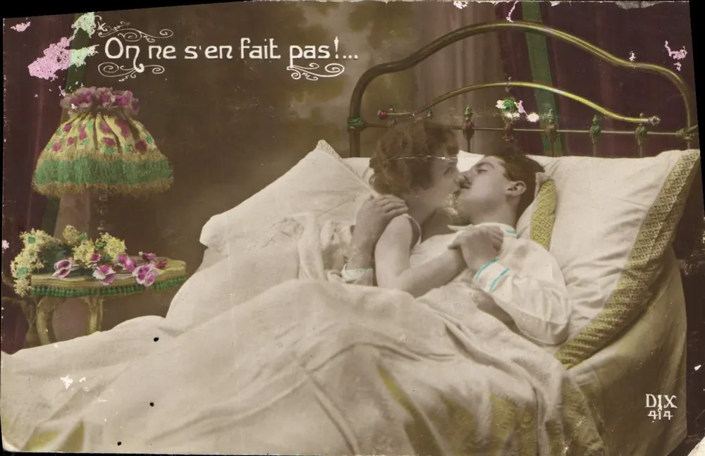 Couple en train de s'embrasser dans un lit — texte imprimé 'On ne s'en fait pas!...' — éditeur DIX n° 414 - Recto
