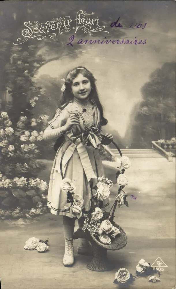 Menina com cesto de rosas — Lembrança floral dos seus 2 aniversários — Editora 405 - Frente