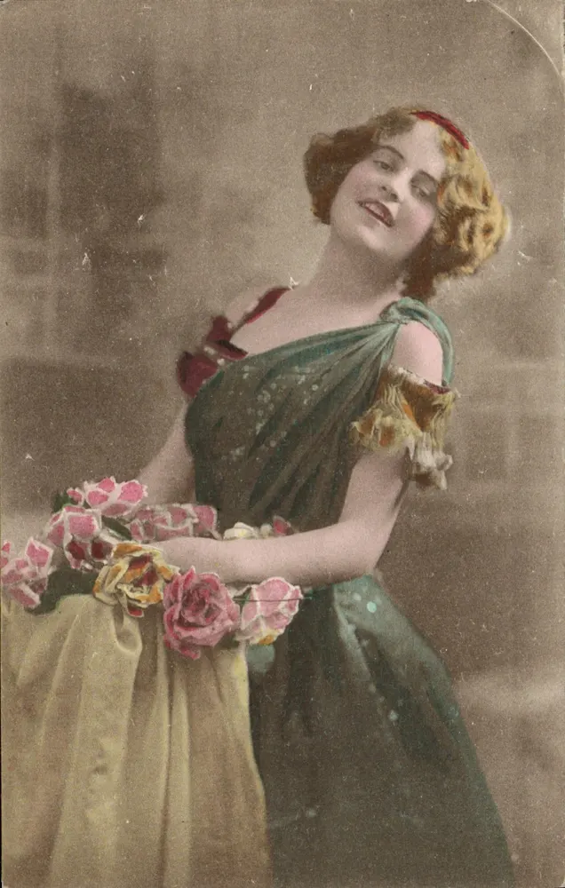 Mulher em vestido verde segurando um buquê de rosas — editor J. & E. E. Dabing, Paris - Frente