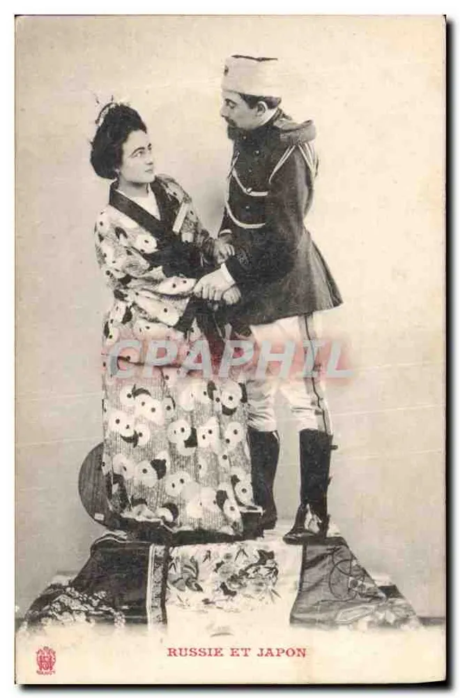 Russland und Japan — Szene eines Begegnung zwischen einem russischen Soldaten und einer Frau im Kimono — Verlag 'MAISON' (rotes Logo unten links) - Vorderseite