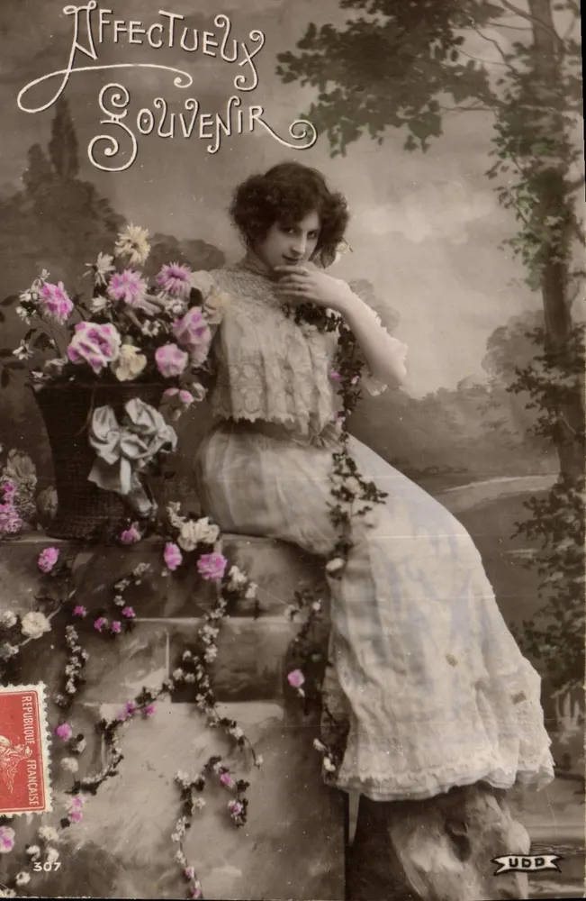 Jeune femme en robe blanche — avec bouquet et guirlandes — éditeur UDD n°307 - Frente