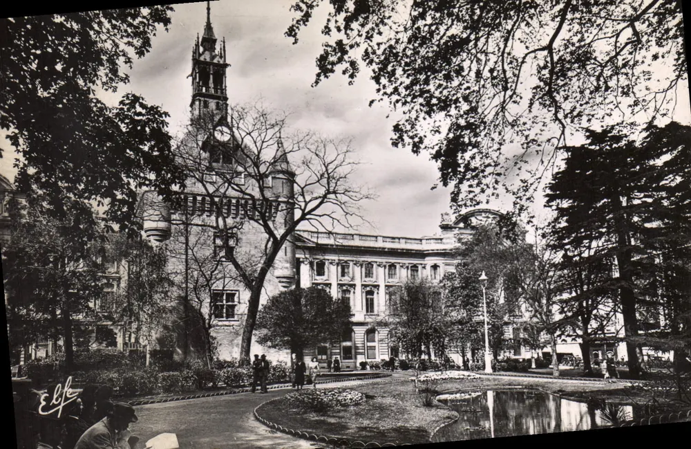 Square de Gaulle und Donjon du Capitole — Toulouse — Édit. Pyrénées-Orientales, Bromuro - Vorderseite