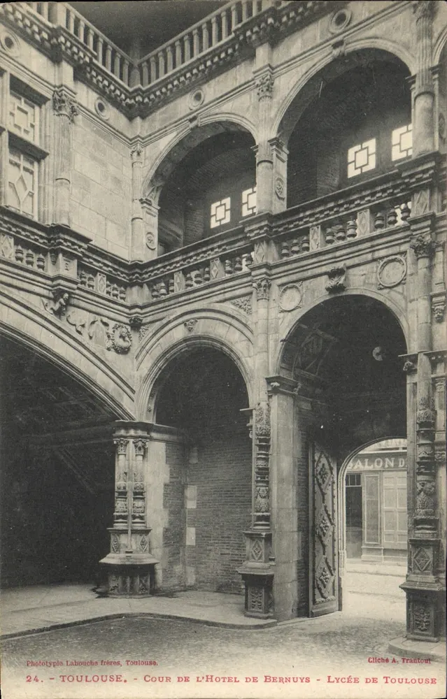 Hof des Hôtels de Bernuys - Toulouse — Phototypie Labouche frères, n°24 - Vorderseite