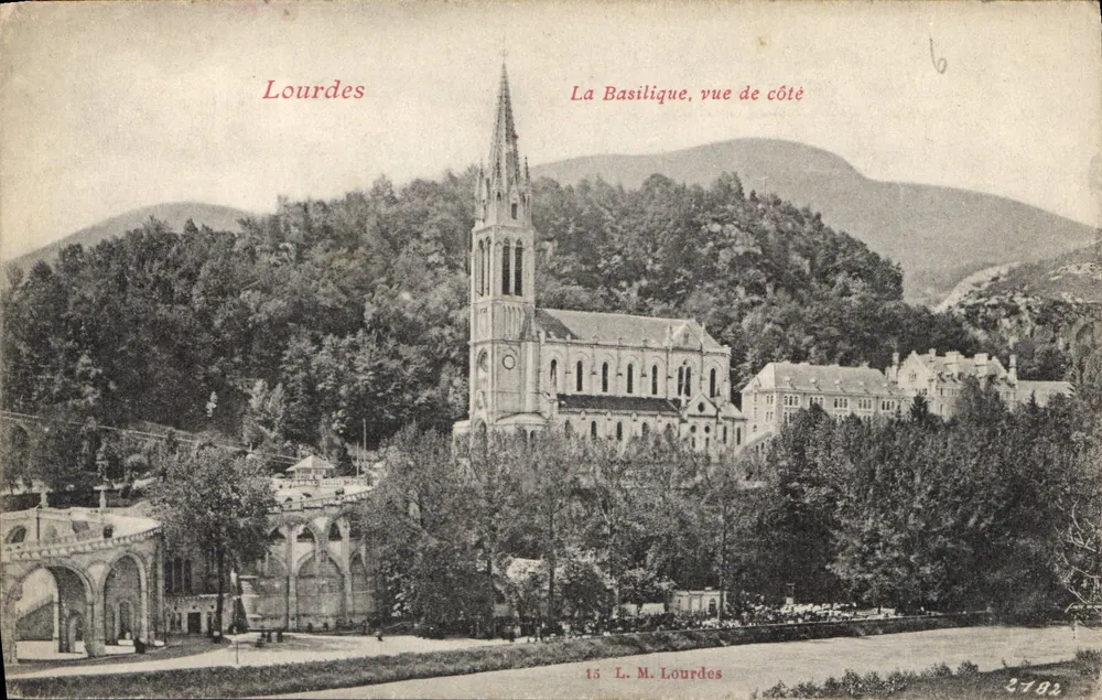 Lourdes — A Basílica, vista lateral — L.M. Lourdes n°2782 - Frente