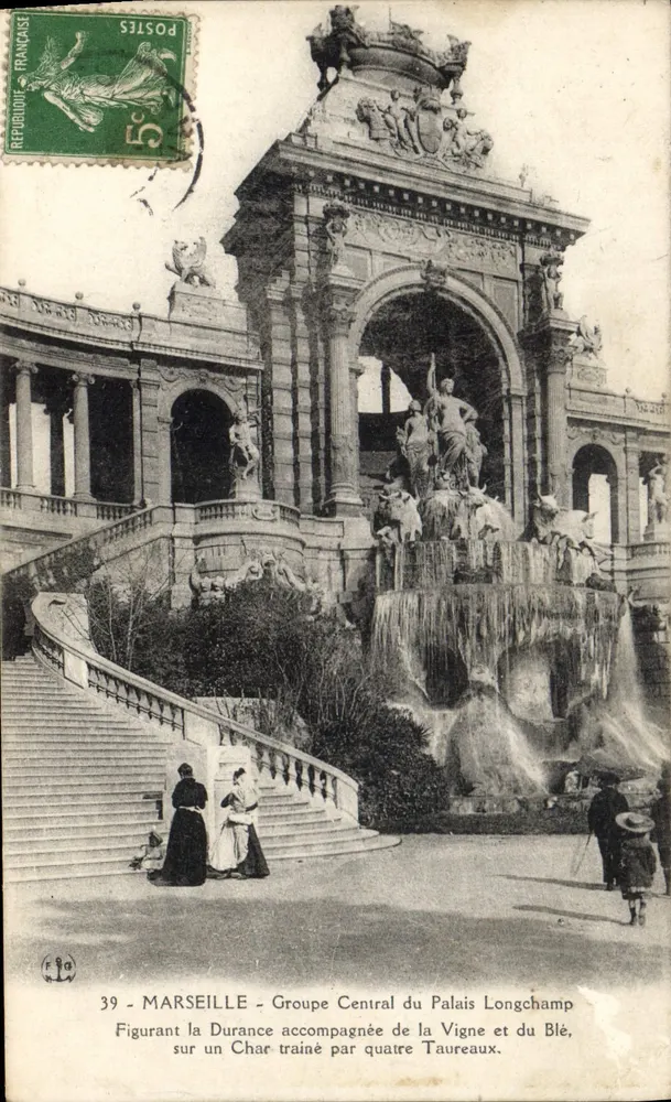 Marselha - Grupo Central do Palácio Longchamp — Representando a Durance acompanhada da Vindima e do Trigo, sobre um Carro puxado por Quatro Touros - Frente