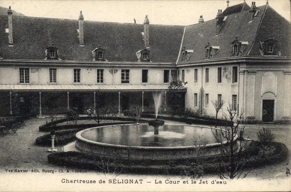 Chartreuse di SÉLIGNAT — La Corte e il Getto d'Acqua — Editrice Ravlier, Bourg-Cl. A. Ordier - Recto