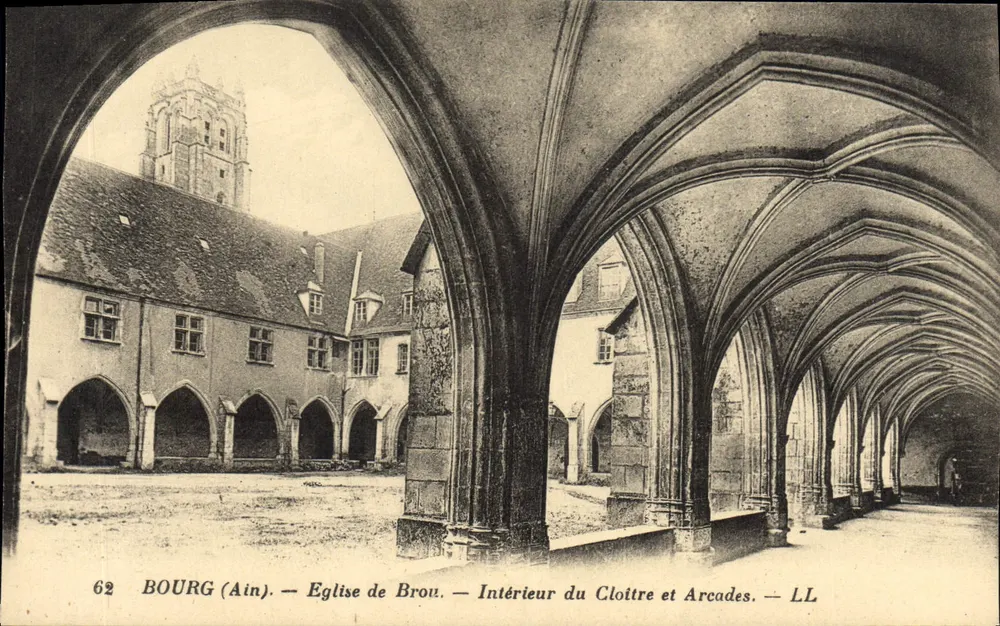 Bourg (Ain) — Igreja de Bron — Interior do Claustro e Arcadas — LL - Frente