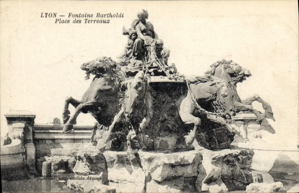 LYON — Fontaine Bartholdi — Place des Terreaux - Recto