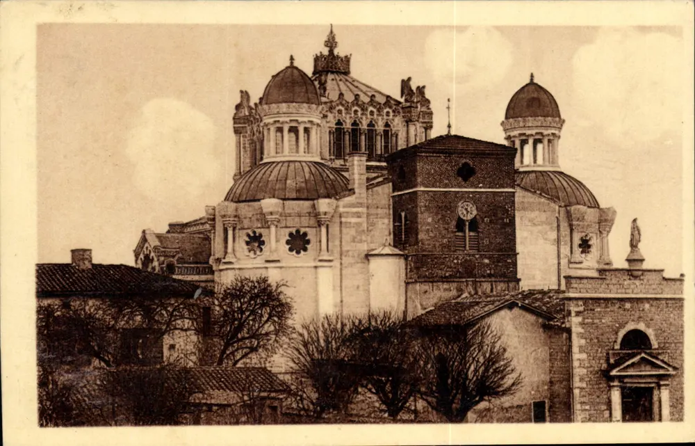 A Basílica e a Antiga Igreja de Ars (Ain) — Fotografia verdadeira — n°01 - Frente