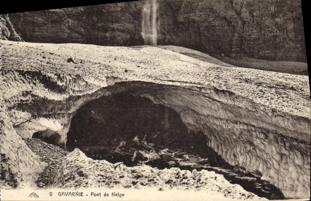 Gavarnie - Pont de Neige — vista do ponte de gelo com cascata no fundo — editor não identificado, n° de série 9 - Frente