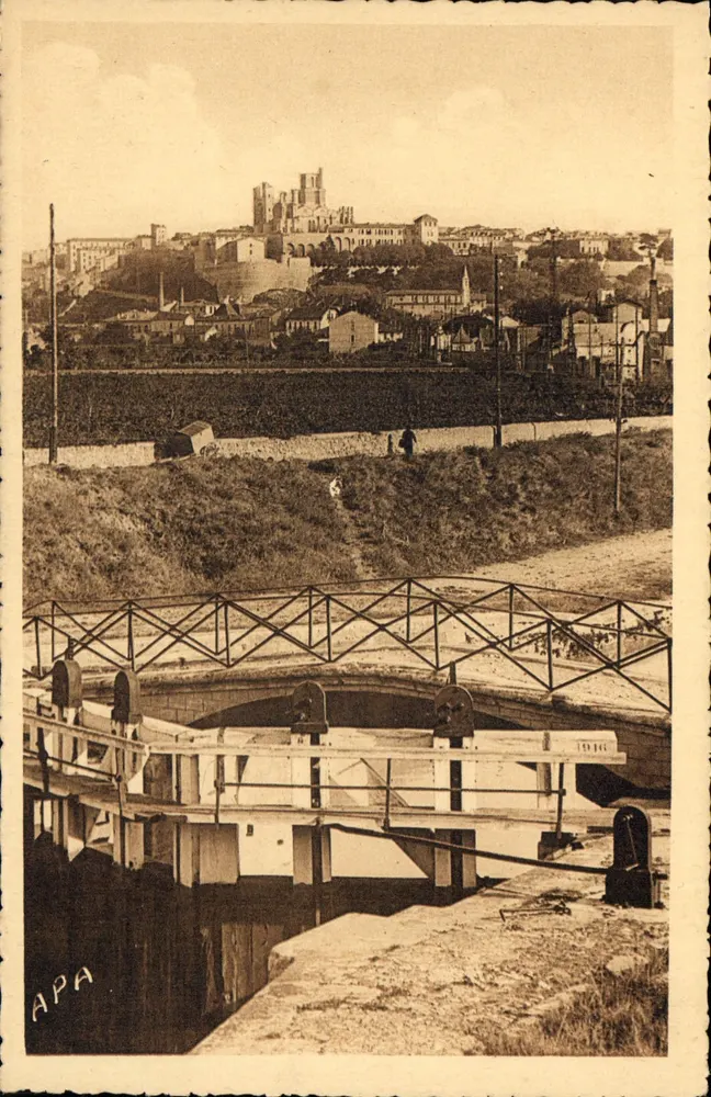 Béziers — Vue sur Saint-Nazaire — APA - Recto