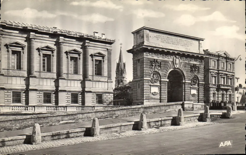 Montpellier — O Arco do Triunfo — Sociedade das Cartas Postais APA-POUX — n°411 - Frente