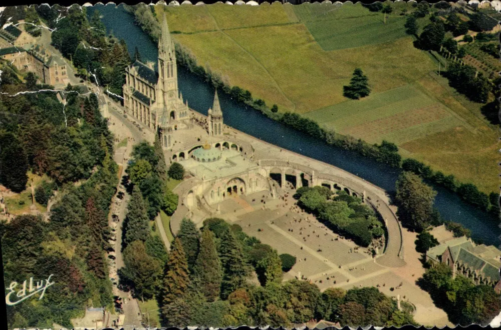 Lourdes — Luftbild der Basilika und des Gaves — Verlag Edlux, Nr. 43 - Vorderseite