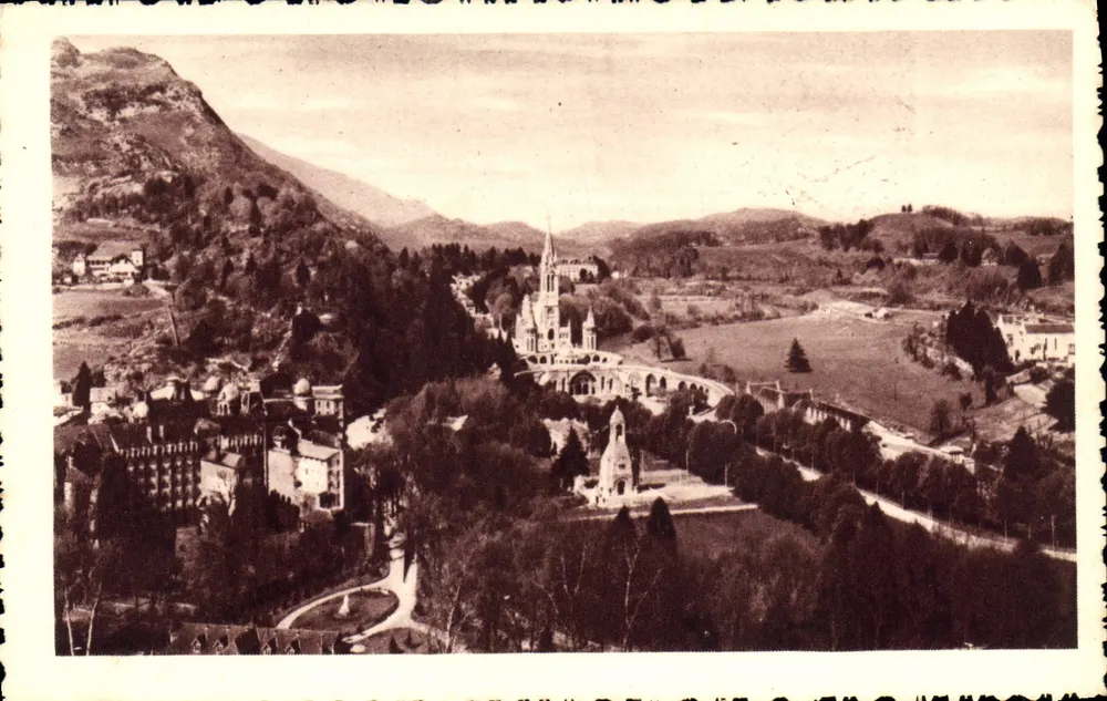 Lourdes — Die Basilika und der Calvary von der Festung aus gesehen — Edition P. DOUHET, Lourdes - Vorderseite