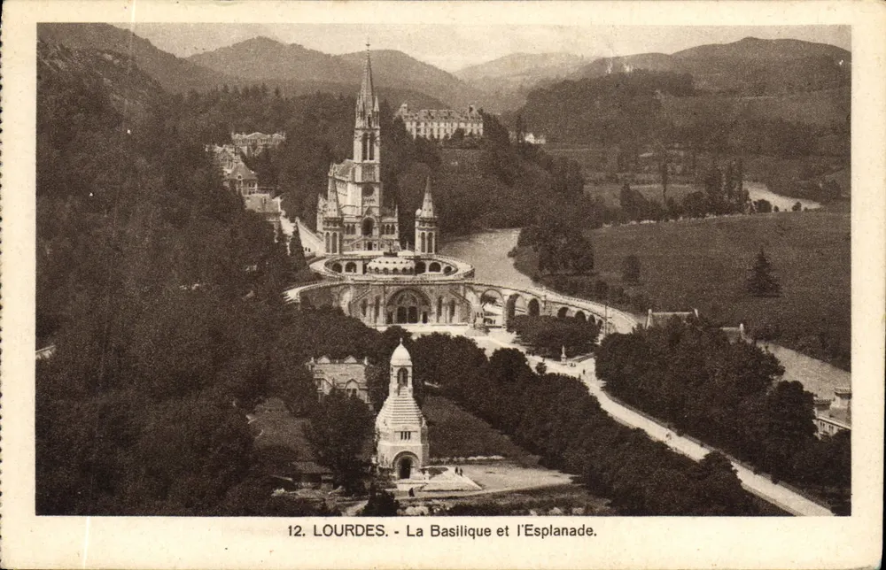 Lourdes - A Basílica e a Esplanada — n°12 — editor: Cie Alsacienne des Arts Photomécaniques - Strasbourg - Frente