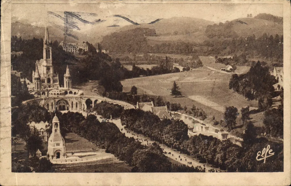 Lourdes — Luftbild der Esplanade und der Basilika — Elfe Editions - Vorderseite