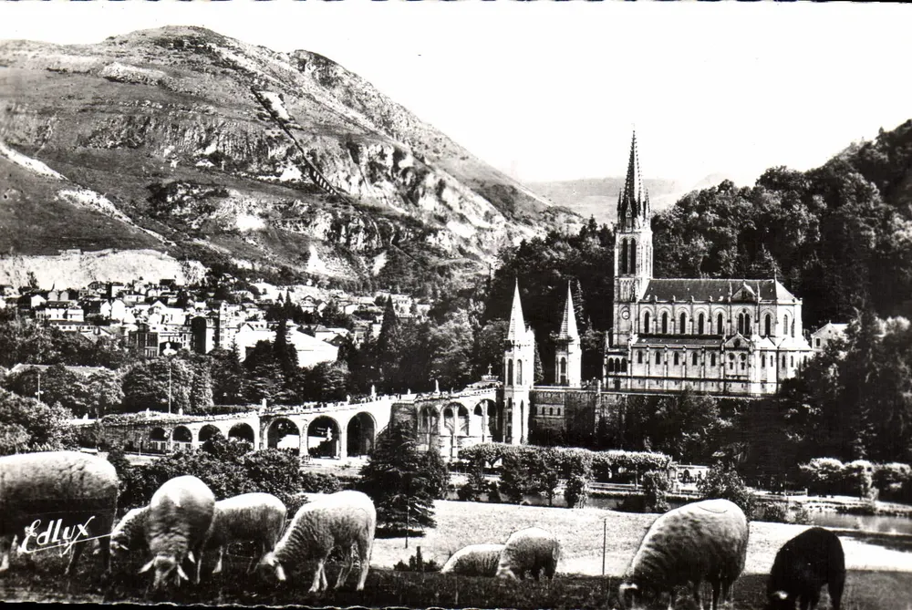 Lourdes — Basílica e o Pic du Jer — Edit. P. Doucet & Place Peyramale - Frente