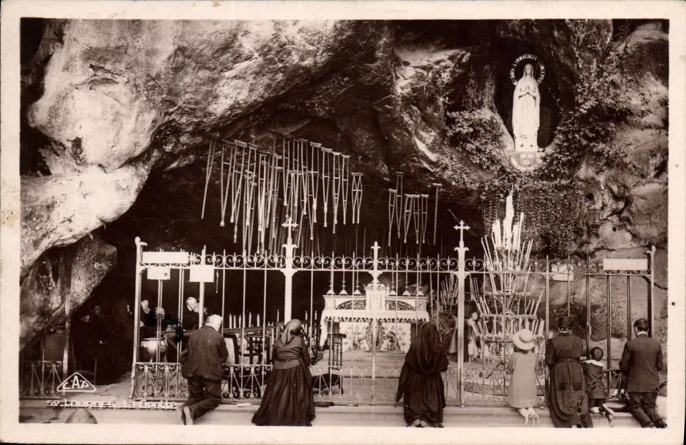 Lourdes, A Gruta — Nossa Senhora de Lourdes — editor L.A.P. n°65 - Frente