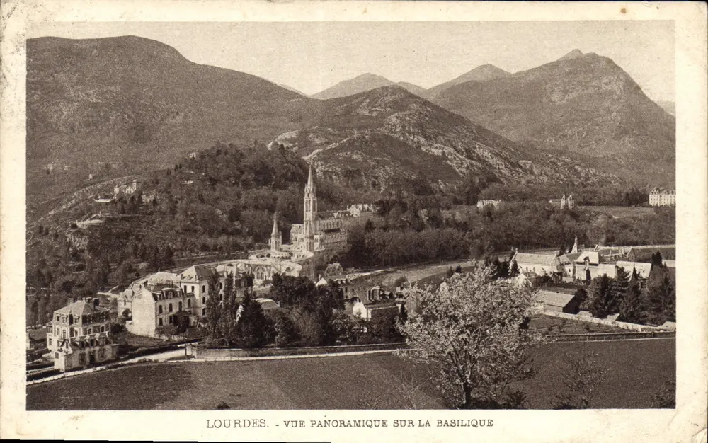 Lourdes - Panoramablick auf die Basilika — Vereinigung der Jungfrau von Lourdes - Palais du Rossire - Vorderseite