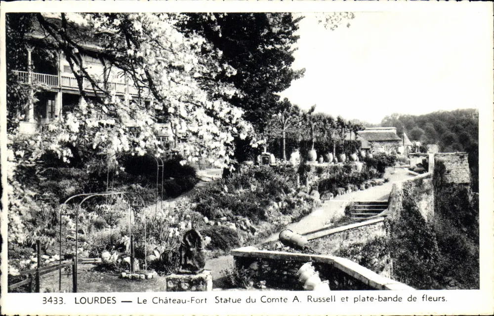 LOURDES — Der Schloss-Fort, Statue des Grafen A. Russell und Blumenkante. - Vorderseite