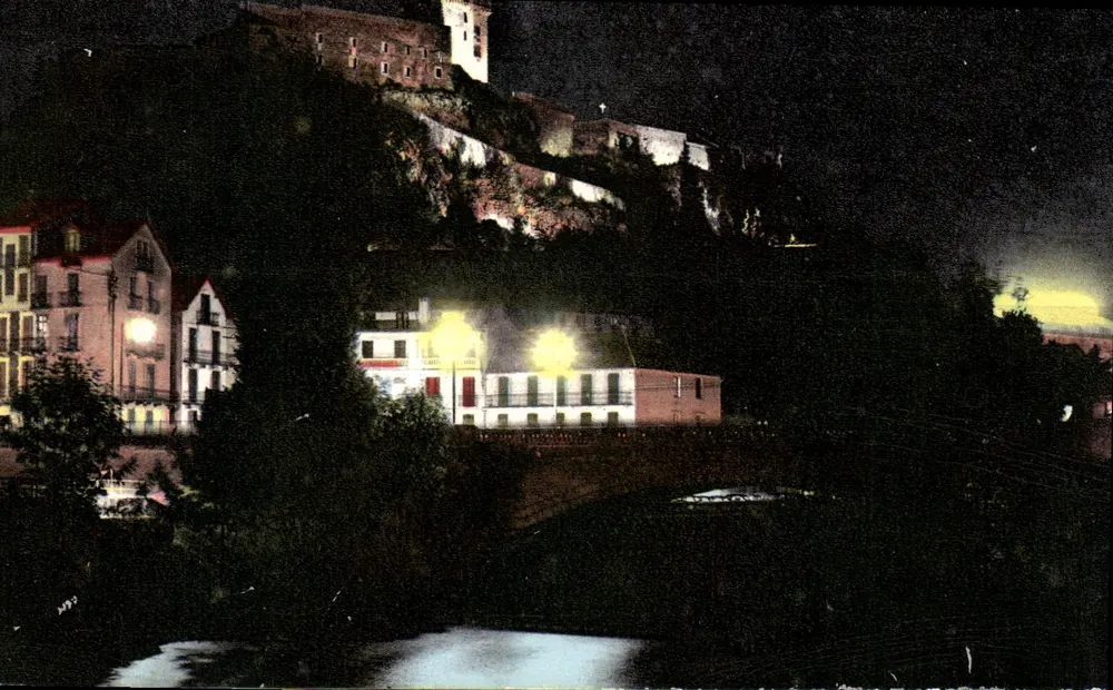 Lourdes (Hohe Pyrenäen) — Schloss-Festung und der Gave bei Nacht — Héliocolor 'CIM' - Vorderseite