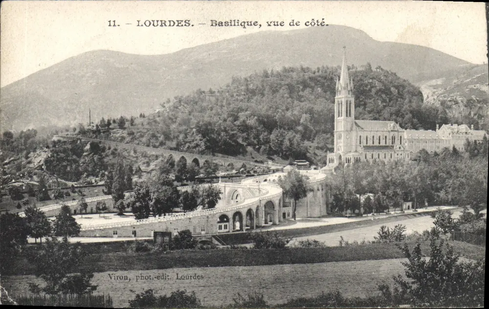 Lourdes — Basílica, vista lateral — Viron, fot.-edit. Lourdes - Frente