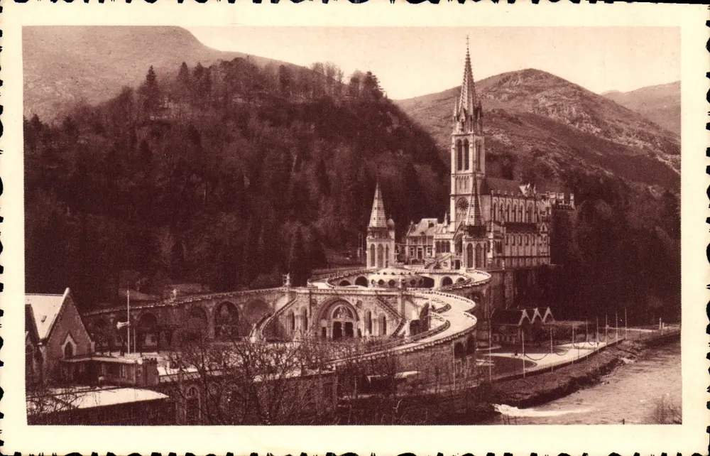 Lourdes — Vista geral da Basílica — Edição P. DOUCET, Lourdes - Frente