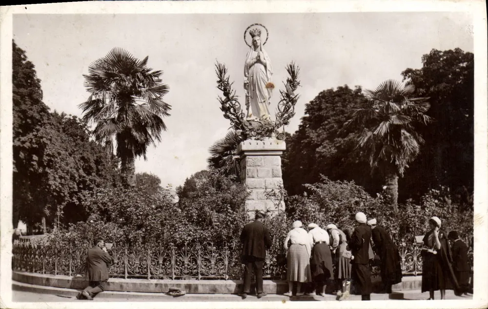 Estátua da Virgem Coroada em Lourdes — Edição Fotográfica QUENAULT, série inferior n°65 - Frente