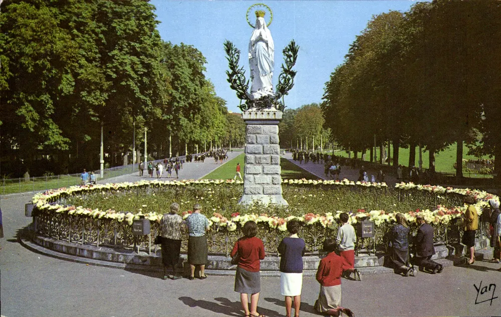 Lourdes — A Virgem coroada — Yan - Frente
