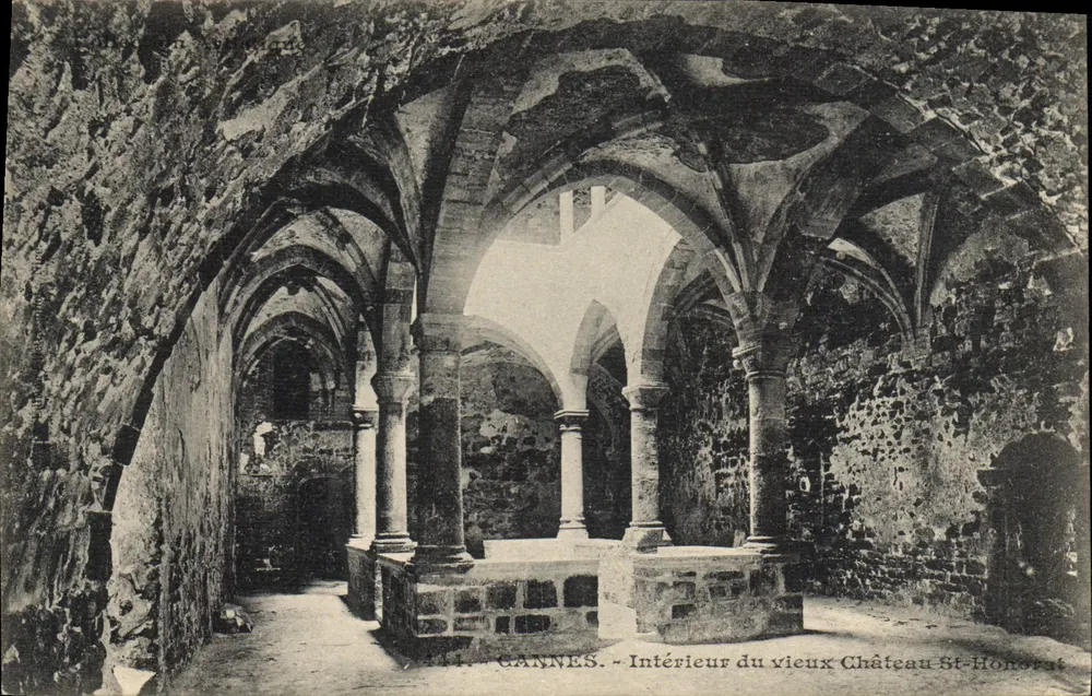 GANNES — Innenansicht des alten Schlosses St-Honorat — Verleger Gilettà, Nice - Vorderseite