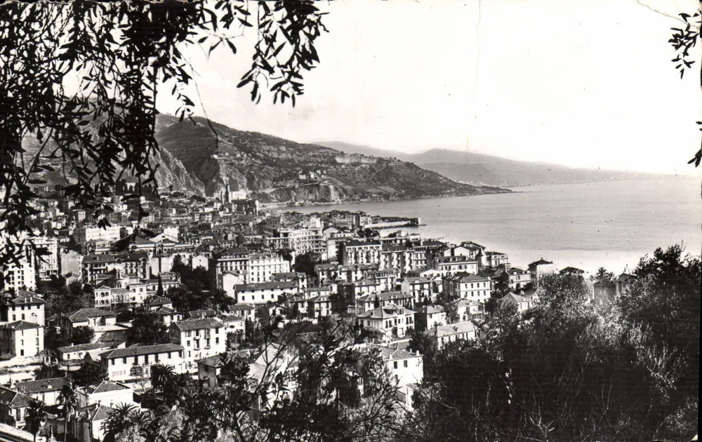 Menton (A.-M.) — Allgemeine Ansicht der Stadt und der italienischen Grenze — Imprimerie de la Ville de Menton, n° 589 M - Vorderseite