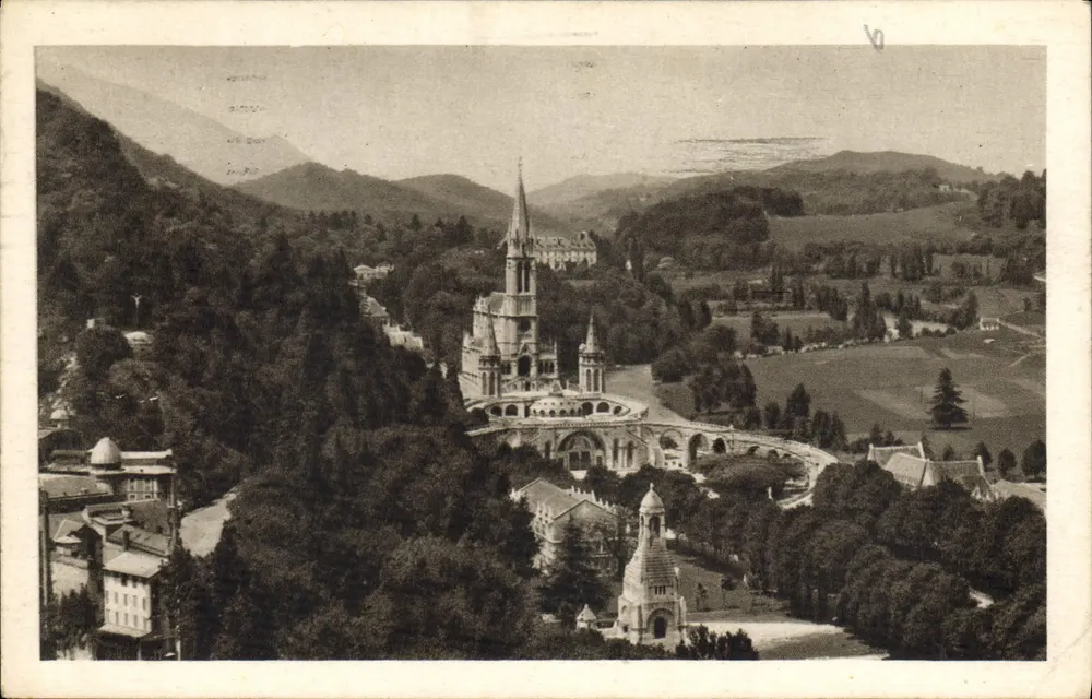 Lourdes — Blick auf die Basilika vom Festungsschloss — Fotoausgabe Quinault, Nr. 32 - Vorderseite