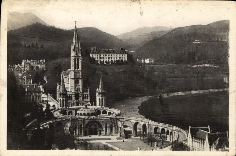 Lourdes — Die Basilika, Ansicht vom Schloss — Édition P. Doucet - Vorderseite