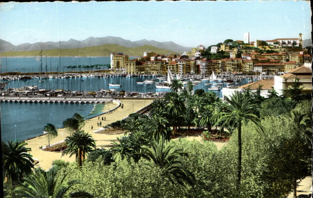 Cannes - Le Suquet — Im Hintergrund: Der Estérel — Éditions S.F.P.T. - Vorderseite
