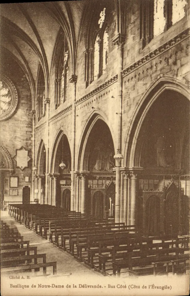 Basilika Notre-Dame de la Délivrande — Kirchenschiff (Evangeliseite) — Cliché A. B. - Vorderseite