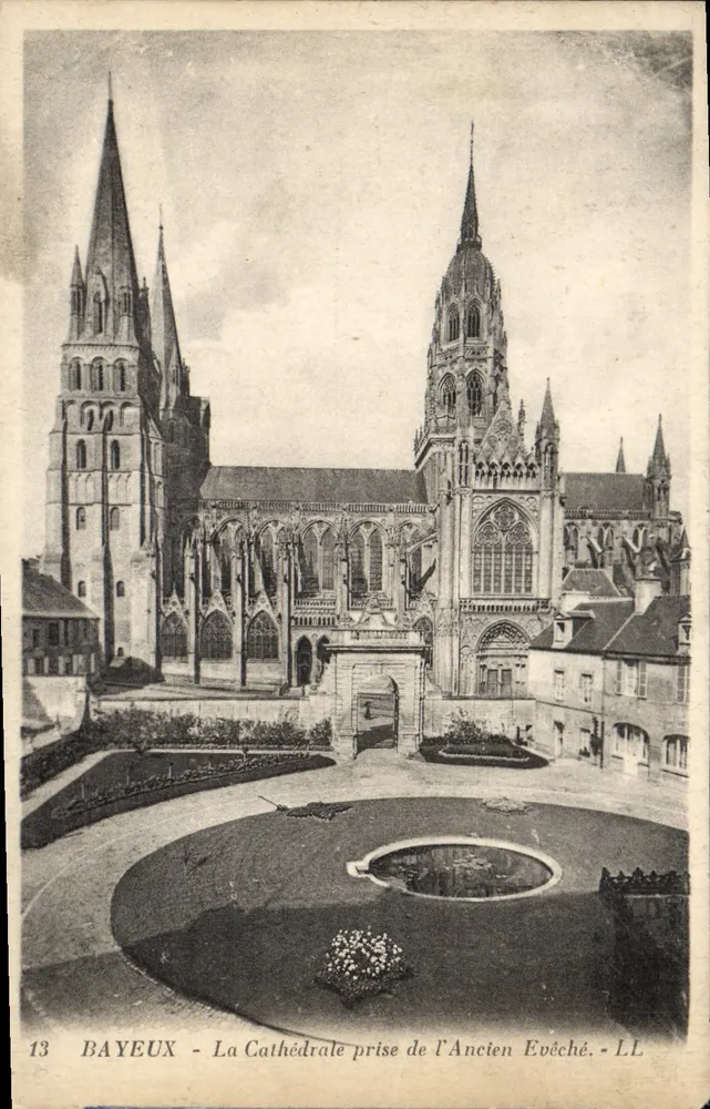 Bayeux - Die Kathedrale von der alten Bischofsresidenz - LL - Vorderseite
