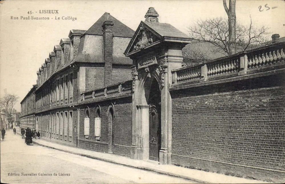 Lisieux - Rue Paul-Banaston - O Colégio — Edição Nouvelles Galeries de Lisieux, n°45 - Frente