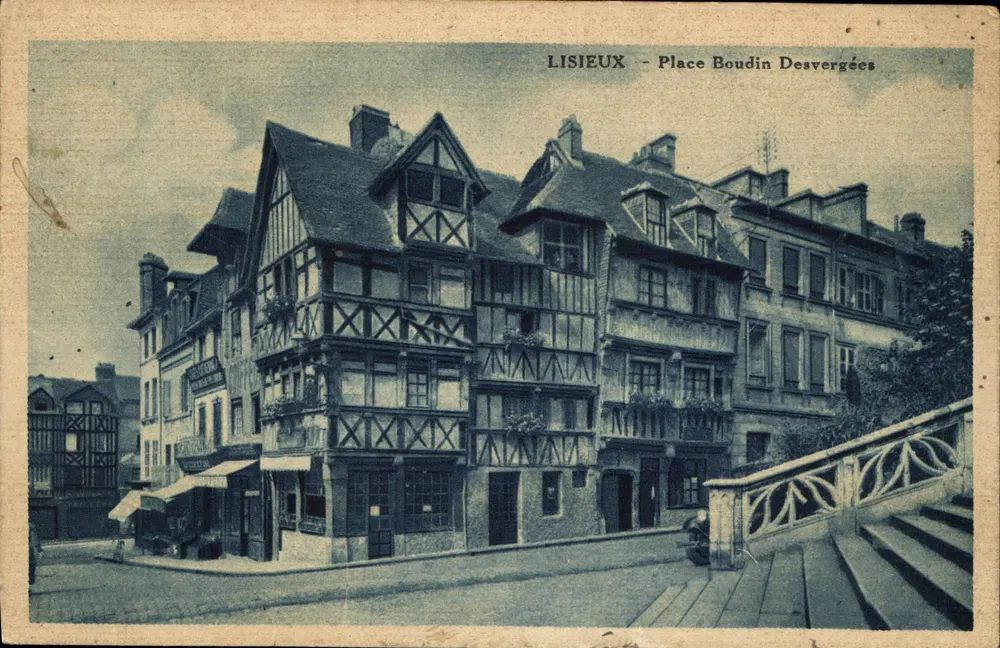 Lisieux - Plaza Boudin Desvergées — vista de edificios a colmado - Anverso