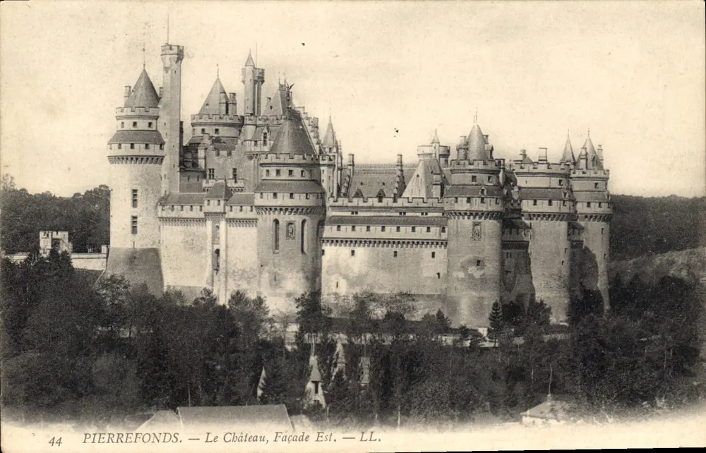 Pierrefonds — O Castelo, Fachada Leste — LL. — n°44 - Frente
