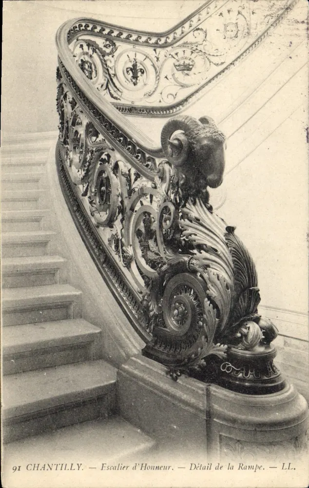 Chantilly — Ehrenstiege — Detail der Balustrade — LL. - Vorderseite