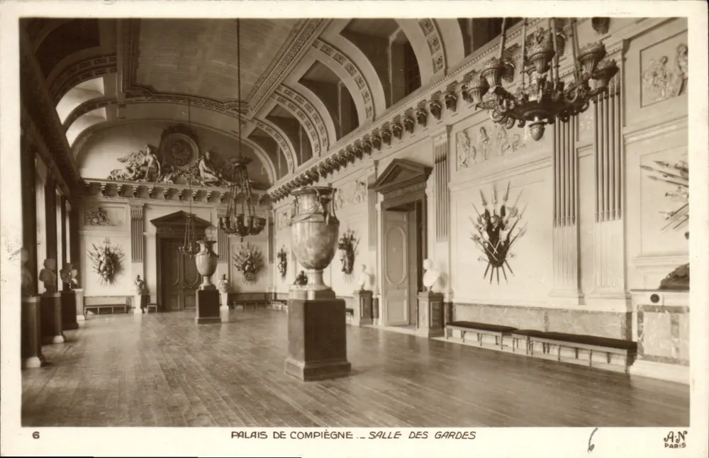Palácio de Compiègne — Sala dos Guardas — A.N. Paris - Frente