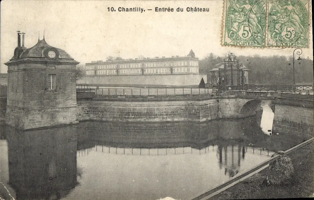 Chantilly — Entrada do Castelo — Montaudoue - Frente