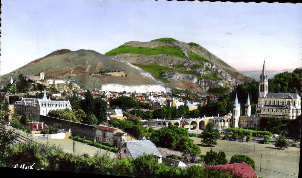 Lourdes — Die Basilika und der Festungsburg — Verlag P. Doucet - Vorderseite