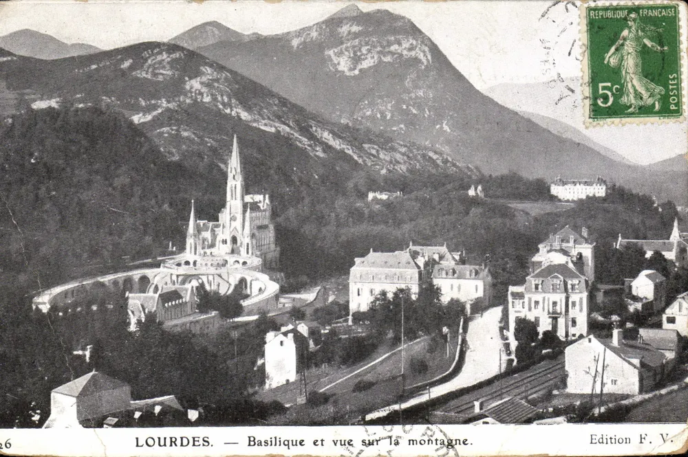 LOURDES — Basilika und Aussicht auf den Berg — Edition F. V. - Vorderseite