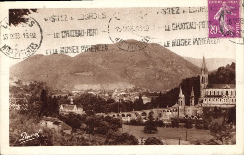 Lourdes — Vista Geral e Pic du Jer — Editor P. Doucet, n°34 - Frente