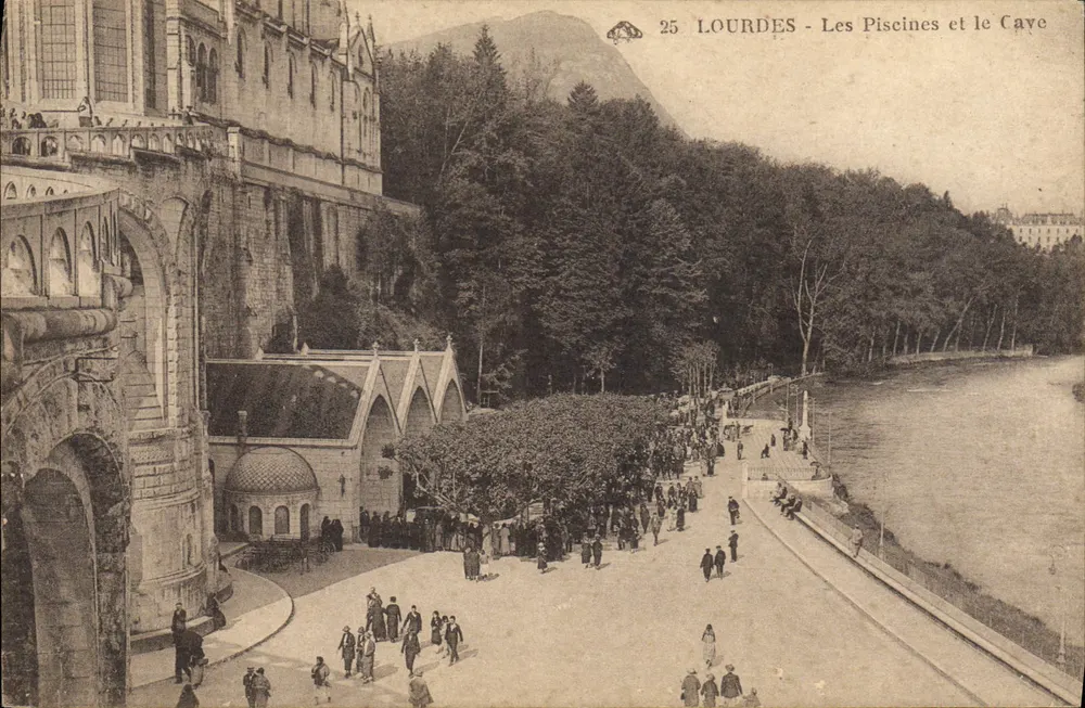 Lourdes - As Piscinas e o Cave — Bilhete postal antigo n°25, editor anônimo - Frente